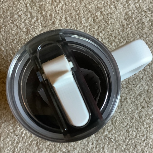 Stanley White Quencher Pro Tumbler with Handle - Picture 3 of 4